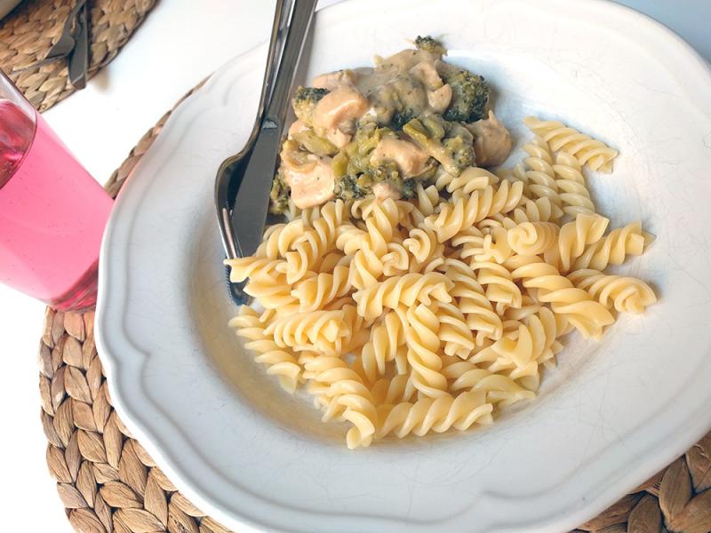 Krämig pasta med kyckling och broccoli vvdb.se