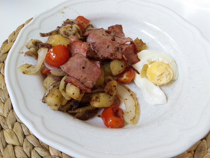 Potatis- och baconpytt med pocherat ägg vvdb.se
